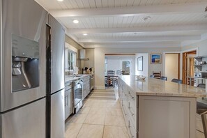 Casa, varias camas, cocina, vista al jardín | Cocina privada | Cafetera y tetera 