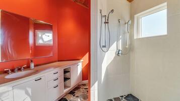 House, Multiple Beds, Balcony, Garden View | Bathroom