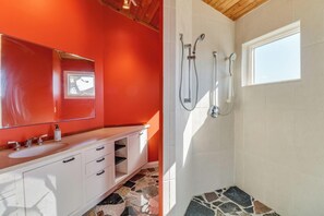 Casa, varias camas, balcón, vistas al jardín | Baño