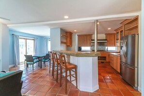 Casa, varias camas, balcón, vistas al jardín | Cocina privada | Cafetera o tetera