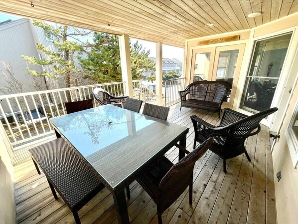 Hus - flera sängar - balkong - utsikt mot trädgården | Utsikt från rummet