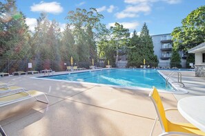 Una piscina al aire libre de temporada