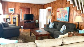 Cottage, Multiple Beds, Balcony, Garden View | Living area | MP3 dock