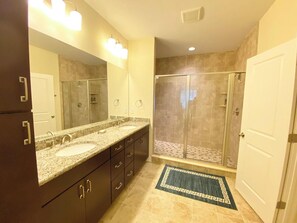 Maison, plusieurs lits, patio, vue ville | Salle de bain