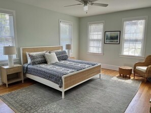 Talo, useita sänkyjä, takka, näköala puutarhaan | Näkymä huoneesta