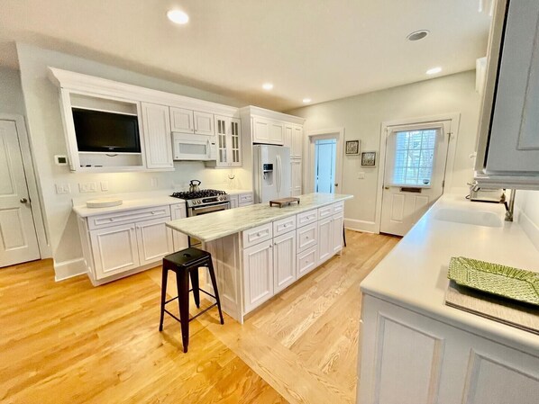 House, Multiple Beds, Fireplace, Garden View | Private kitchen | Coffee/tea maker