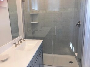 Ferienhaus, Mehrere Betten, Terrasse, Meerblick | Badezimmer