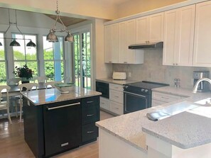 Casa de campo, varias camas, patio, vista al océano | Cocina privada | Cafetera y tetera 