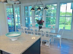 Småhus, flere senger, terrasse, havutsikt | 8 soverom, individuelt dekorert og individuelt innredet