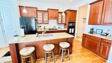 Casa de ciudad, varias camas, patio, vista al jardín (0$ Rate values) | Cocina privada | Cafetera y tetera