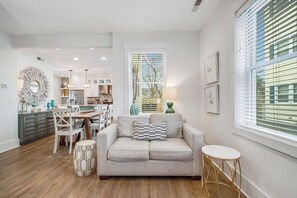 Ferienhaus, Mehrere Betten, Küche, Gartenblick | Wohnbereich | Kamin