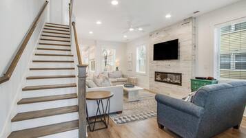 Ferienhaus, Mehrere Betten, Küche, Gartenblick | Wohnbereich | Kamin