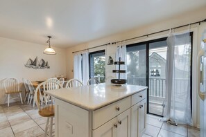 Casa, várias camas, sacada, vista para o oceano | Opções para refeição