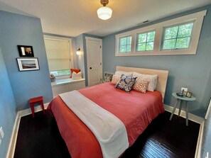 Hus, flere senger, terrasse, hageutsikt | 3 soverom, individuelt dekorert og individuelt innredet