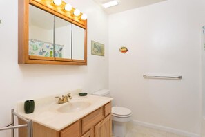 Maison, plusieurs lits, cuisine, vue jardin | Salle de bain