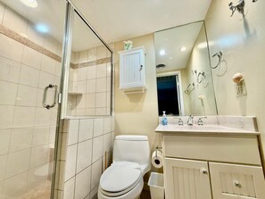 Leilighet, 1 queensize-seng med sovesofa, balkong, delvis havutsikt | Bad