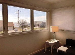 Maison, plusieurs lits, patio, vue jardin | Vue de la chambre