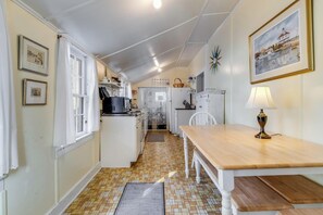 Mökki, useita sänkyjä, keittiö, näköala puutarhaan (HICKMAN STREET 103) | Yksityinen keittiö