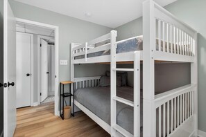 Condo, varias camas, balcón, vista a la alberca | 2 habitaciones, decoración personalizada y muebles diferentes 