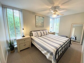 Apartment, Mehrere Betten, Balkon, Poolblick | 2 Schlafzimmer, individuell dekoriert, individuell eingerichtet