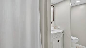 Condo, Multiple Beds, Balcony, Pool View | Bathroom