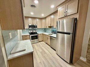 公寓式客房, 多张床, 阳台, 泳池景观 | 私人厨房 | 茶具/咖啡用具