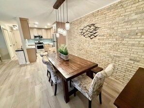 公寓式客房, 多张床, 阳台, 泳池景观 | 用餐