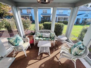 Huvila, useita sänkyjä, patio, näköala puutarhaan | Näkymä huoneesta