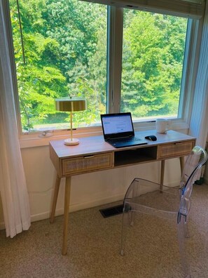 Mökki, useita sänkyjä, patio, näköala puutarhaan | Näkymä huoneesta