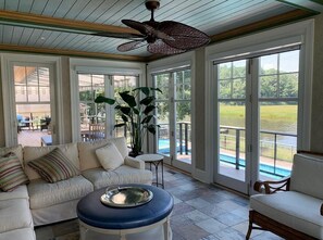 ハウス ベッド (複数台) プールアクセス | リビング エリア | 暖炉