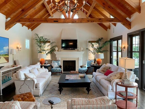 ハウス ベッド (複数台) プールアクセス | リビング エリア | 暖炉