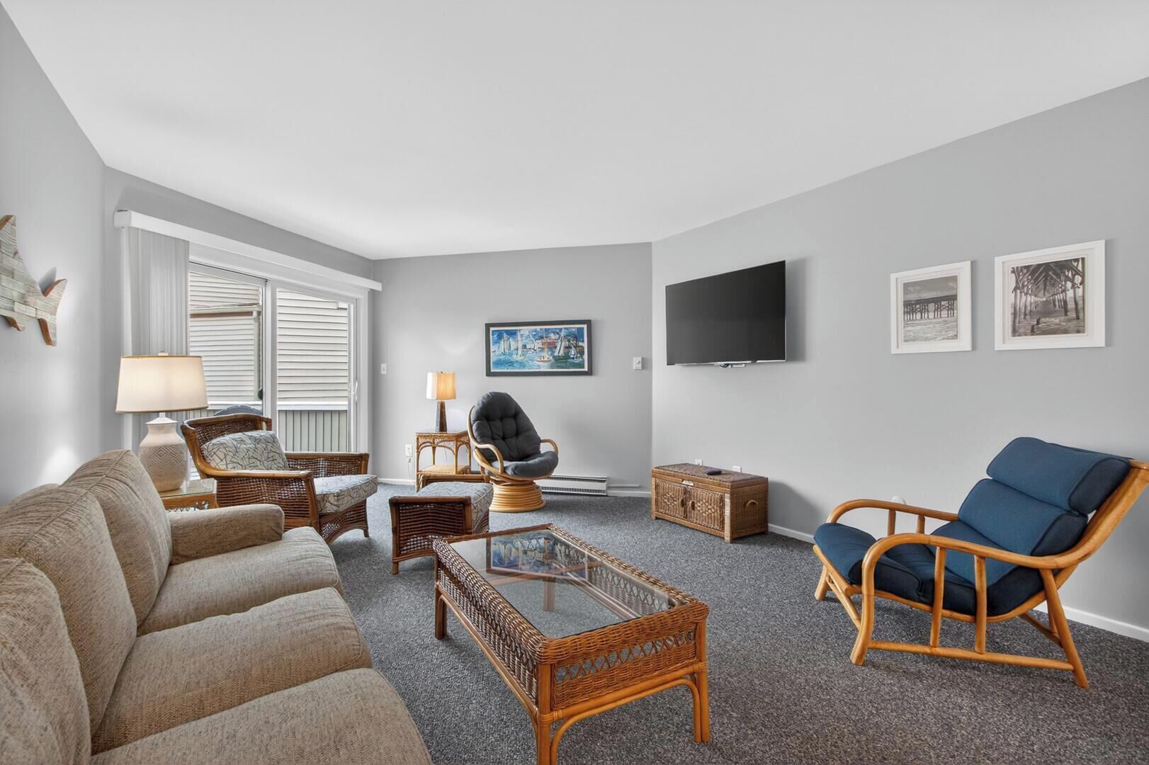Condo, varias camas, balcón, vista al jardín | Área de sala de estar
