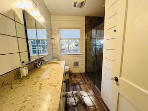 Ferienhaus, Mehrere Betten, Whirlpool, Gartenblick | Badezimmer
