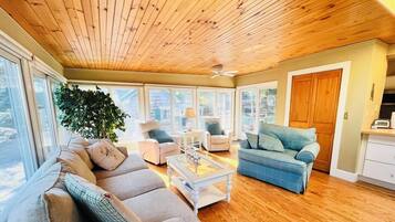 Cottage, Multiple Beds, Hot Tub, Garden View | Living area