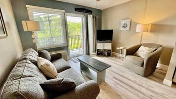 Apartment, 1 Queen-Bett und Schlafsofa, Balkon, Stadtblick | Wohnbereich