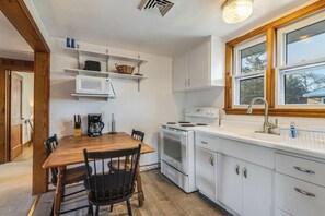 Appartement, Plusieurs lits, cuisine, vue sur le jardin | Cuisine privée | CafetiÚre-théiÚre