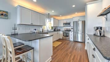 House, Multiple Beds, Fireplace, Garden View | Private kitchen | Coffee/tea maker