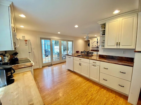 Cottage, Multiple Beds, Patio, Garden View (NORFOLK STREET 123) | Private kitchen | Coffee/tea maker