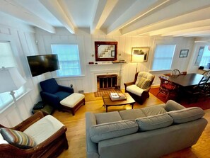 Casa de campo, varias camas, patio, vista al jardín (NORFOLK STREET 123) | Área de sala de estar | Chimenea 