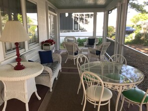 コテージ ベッド (複数台) パティオ | 屋外ダイニングエリア