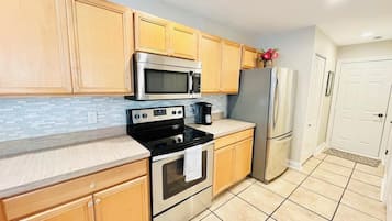 聯排別墅, 多張床, 庭院, 泳池景觀 | 私人廚房 | 咖啡機/沖茶器