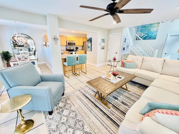 Townhouse, flere senger, terrasse, bassengutsikt | Oppholdsområde | MP3-dokkingstasjon