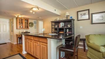 Kondominium, 1 Tempat Tidur King dengan tempat tidur Sofa, balkon, pemandangan kebun | Interior