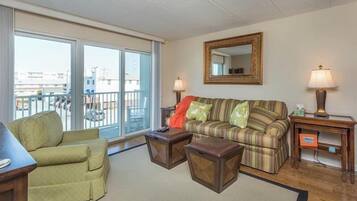Condo, 1 King Bed with Sofa bed, Balcony, Garden View | Living area