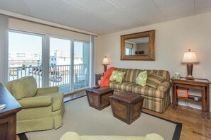 Apartamento, 1 cama de matrimonio grande con sofá cama, balcón, vistas al jardín | Zona de estar