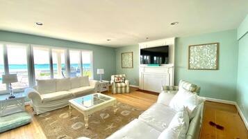 House, Multiple Beds, Pool Access, Pool View | Living area