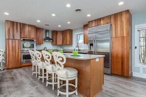 Casa, varias camas, patio (SURF AVENUE 48) | Cocina privada | Cafetera y tetera 