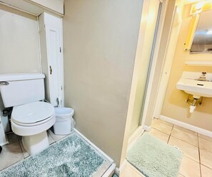 Apartment, Mehrere Betten, Küche, Gartenblick | Badezimmer