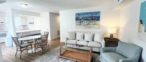 Condo, varias camas, cocina | Área de sala de estar