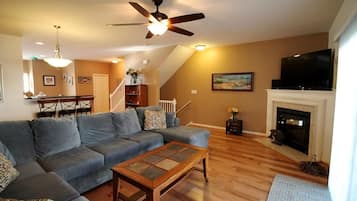 Townhome, Multiple Beds, Kitchen, Garden View | Living area